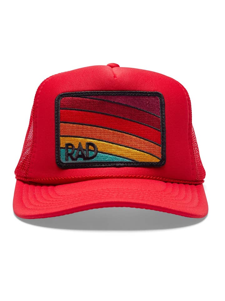 Casquette de camionneur Rad en rouge pour la vente par Friday Feelin'