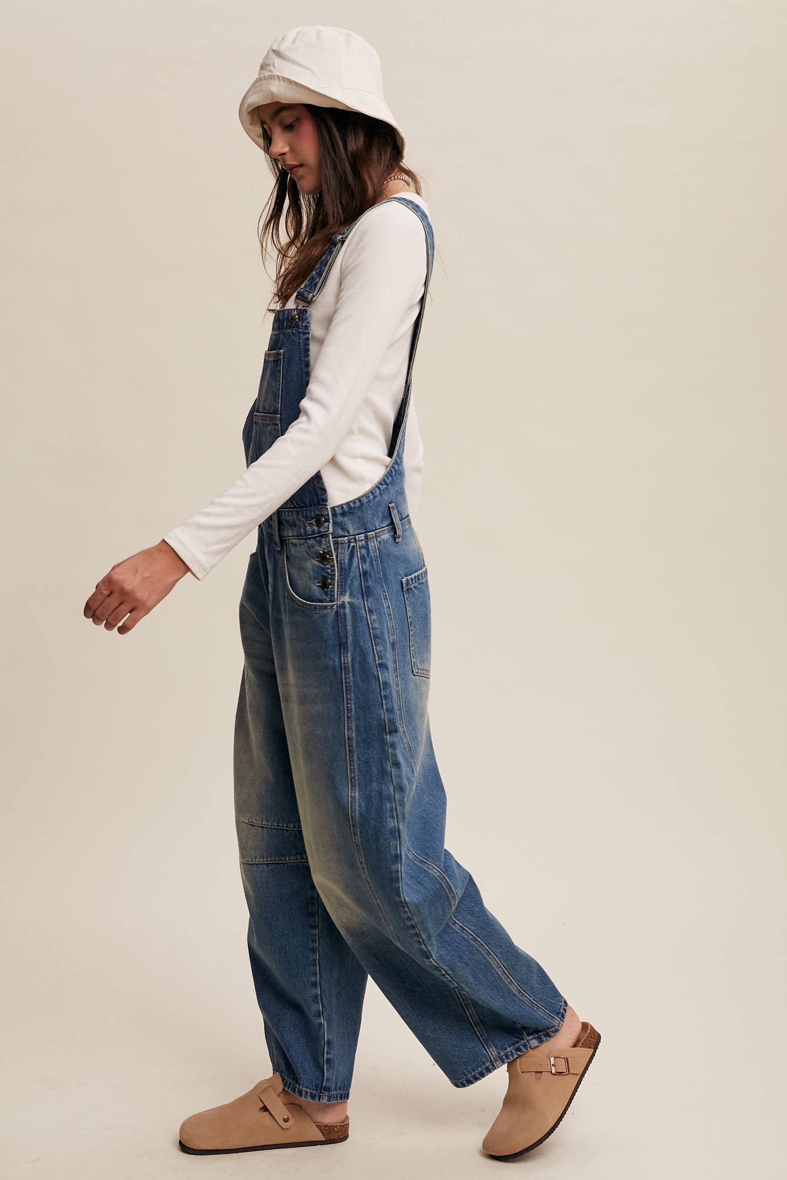Listicle – Großhandel Overall – Damen – Barrel Jean Latzhose aus Denim mit weitem Bein7