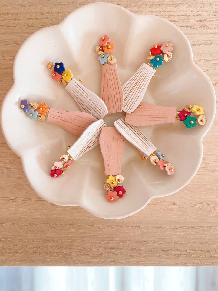 Handcrafted brooch seasonal bouquet, miniature flowers in upcycled leather for wholesale by du vent dans mes valises