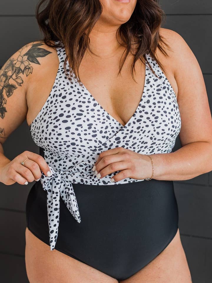 Einteiliger Badeanzug für Strandpartys, schwarz und dalmatinischer Aufdruck für den Großhandel von Mack and Mal