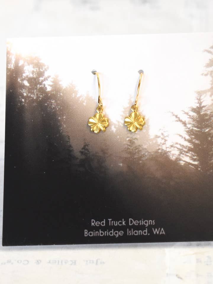 Petites Boucles d'Oreilles Trèfle Porte-Bonheur Charms Trèfle à Quatre Feuilles pour la vente par Red Truck Designs