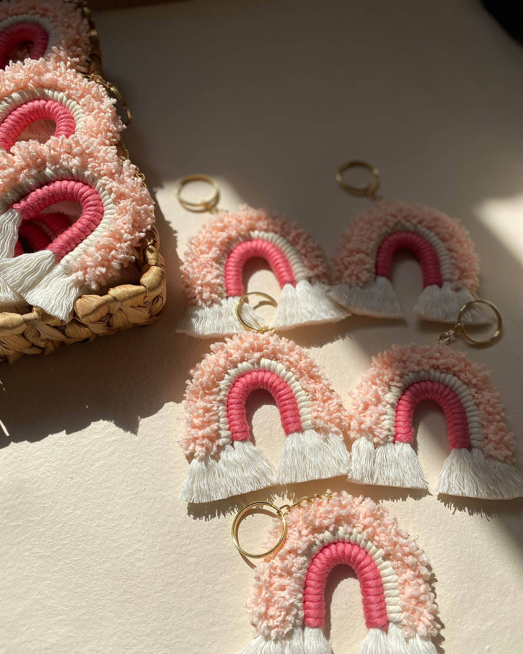 Uniq Favors – wholesale Nyckelringar - Dam – Rosa regnbågsformad makraményckelring i bohemisk stil3