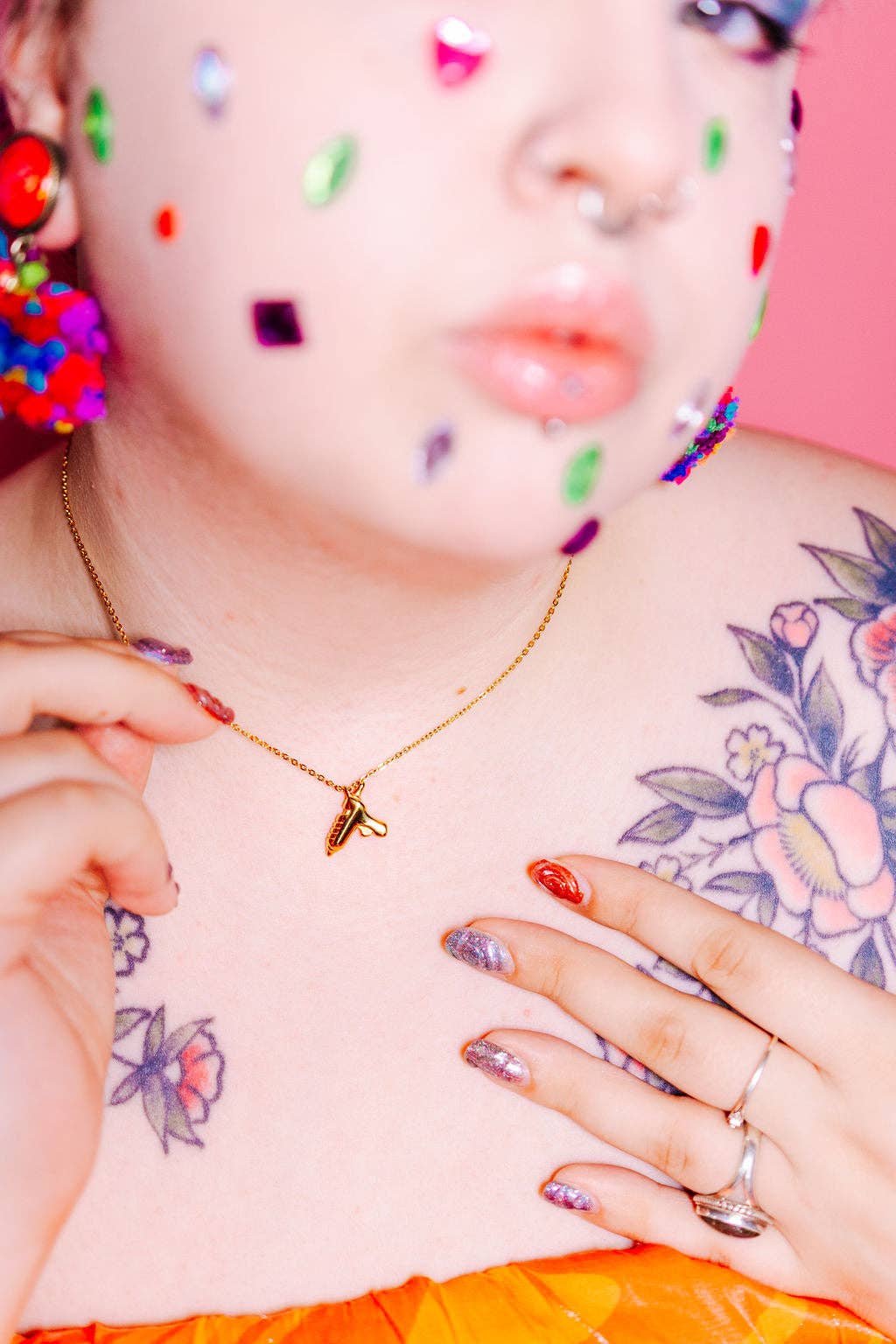 The Peach Fuzz – Großhandel Kette mit Anhänger/Charm – Halskette mit Heißklebepistole4