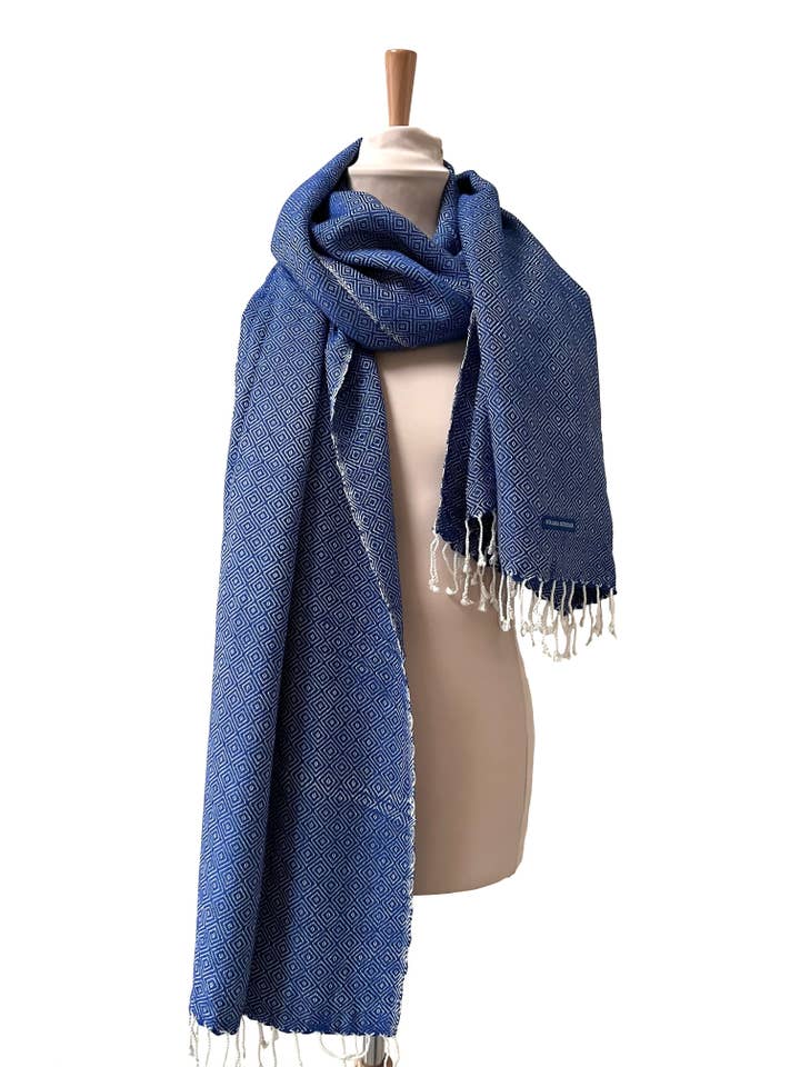 Den Store Tykke Varme Kongeblå Krama i sin palmebladskrin - Kvinde for engroshandel hos Krama Heritage