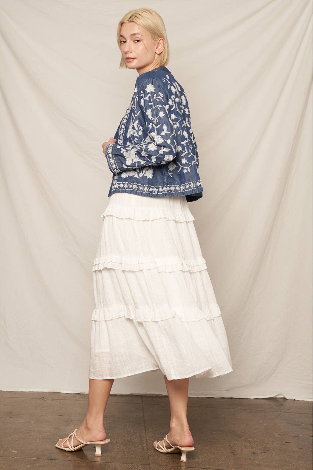 En Crème - Wholesale Blouse - Women's - Long Sleeve Embroidered Denim Button Down Top4