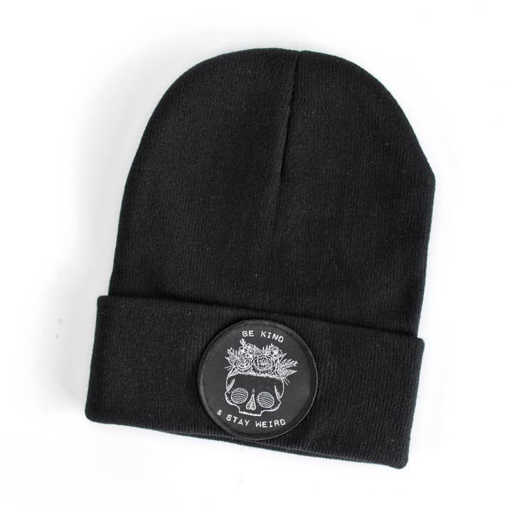 Svart Beanie Be Kind & Stay Weird Skull & Flowers vinterhatt för wholesale av Electric Little Things