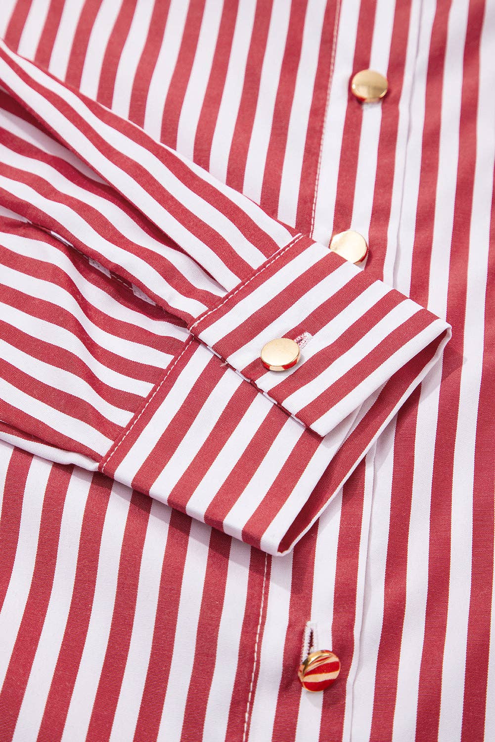 Stripe Rossa Camicia Larga con Tasche Applicate e Spacco Laterale a Righe Rosse in vendita all'ingrosso su Faire12