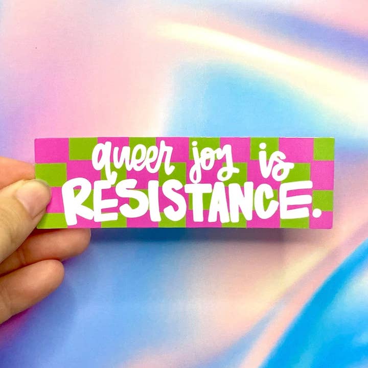 Autocollant "La joie queer est une résistance" pour la vente par Ordinary Joy Studio