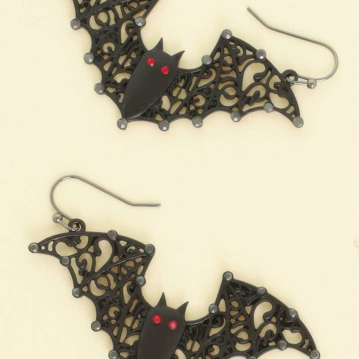 Orecchini pipistrello in resina epossidica nera di Halloween e ulteriori Risultati per abbigliamento e accessori gothic all'ingrosso. Resi gratuiti e termini di pagamento a 60 giorni su Faire in tendenza su Faire.