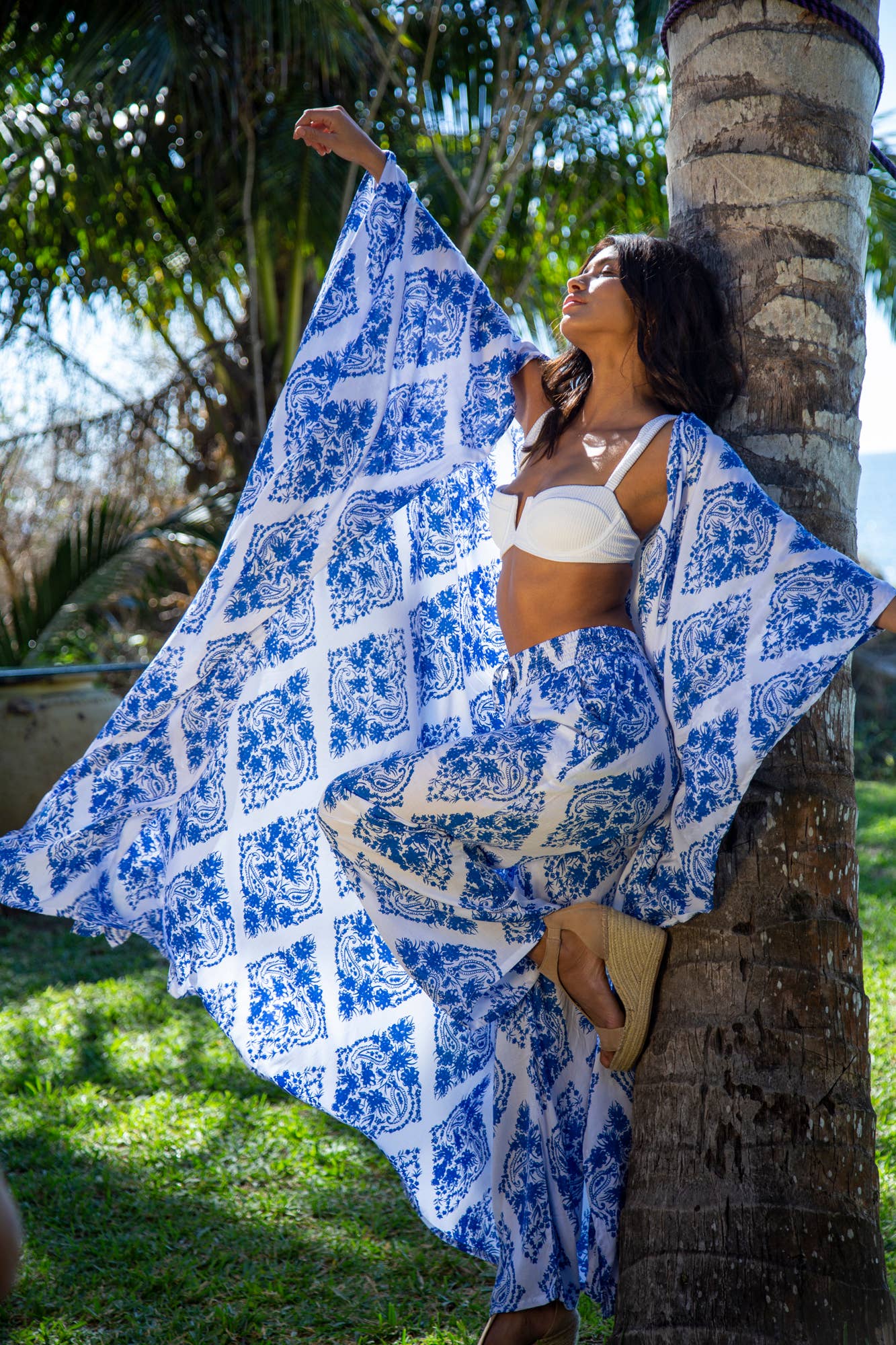 Bali Prema – Engroshandel Strandbadekåbe – Dame – Sommerstranddække Samantha Premium Kaftan Kåbe med Bindebånd i St Johns Blå Diamant7