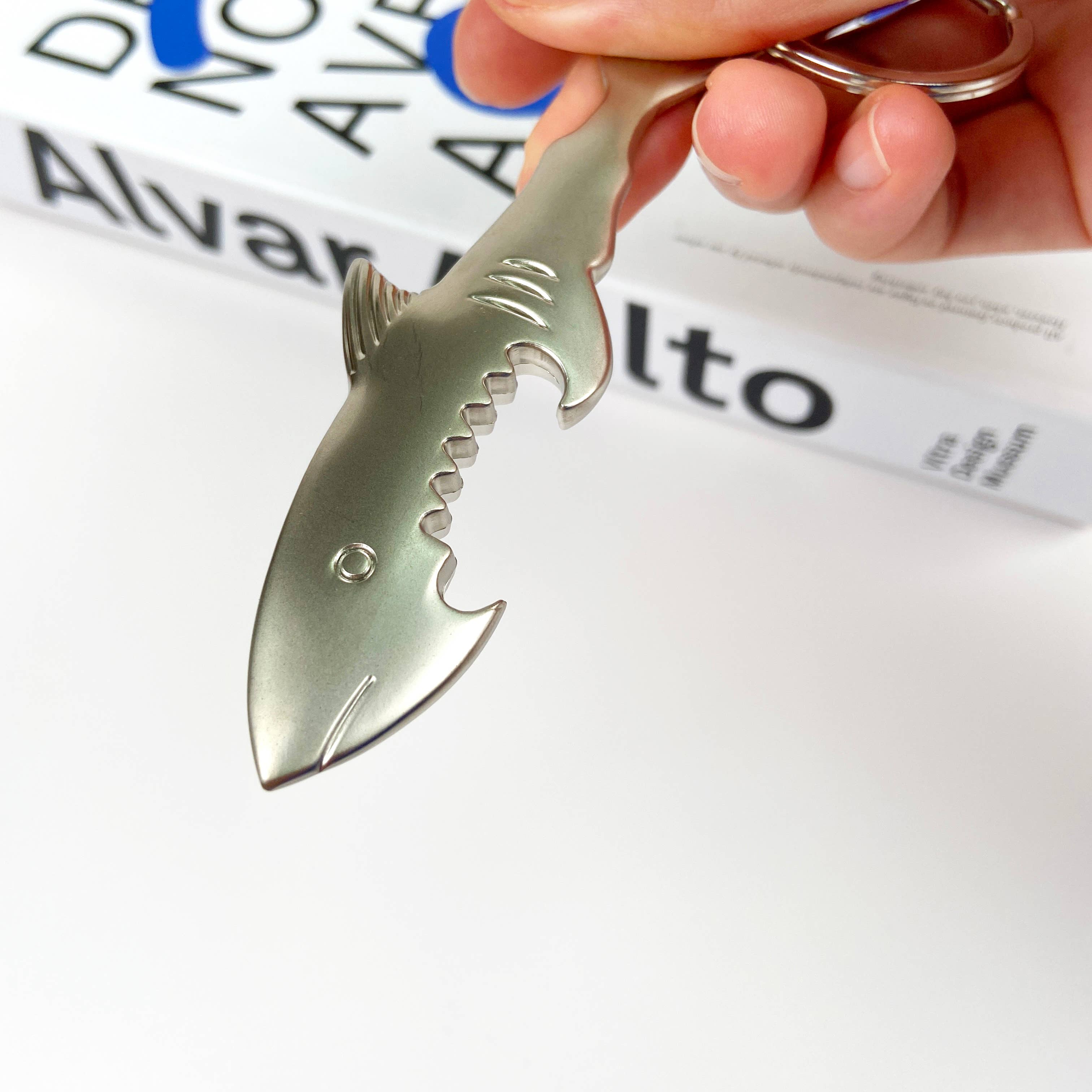 Prata Porta-chaves Abridor Cerveja Tubarão para venda a revendedores na Faire2