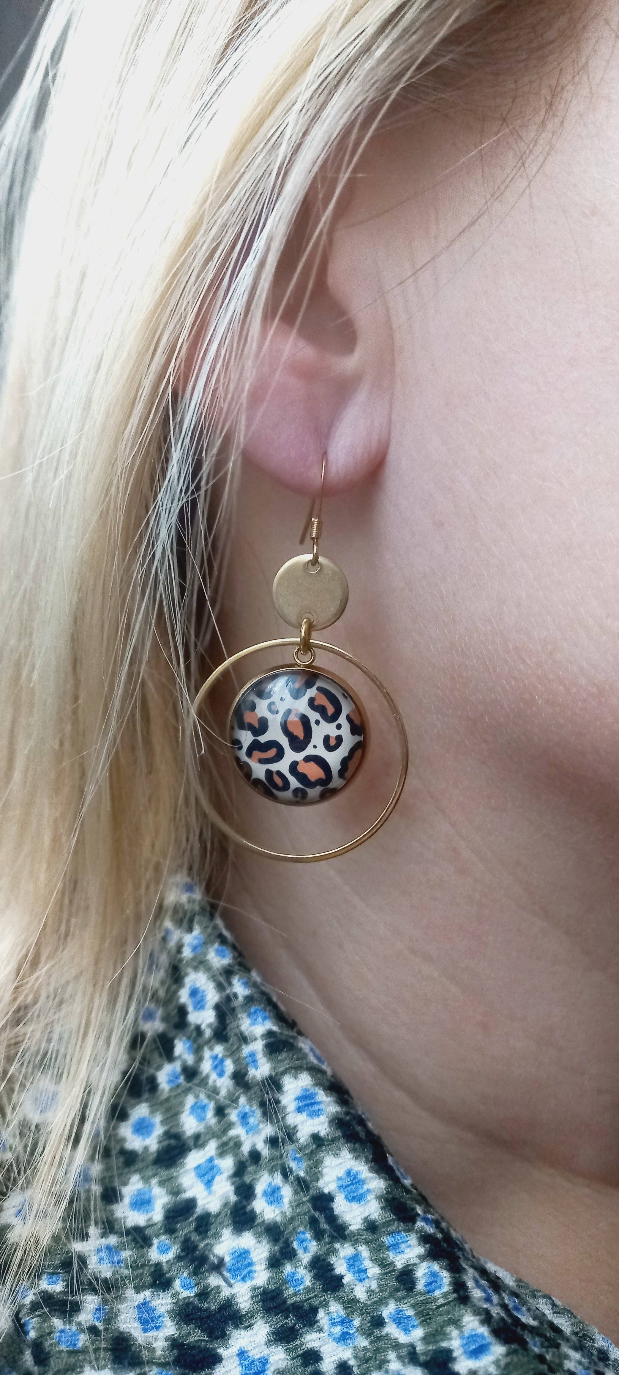 Dans l'Air du Temps Bijoux - Wholesale Dangle Earrings - Leopard pattern hoop earrings with gold or silver finish1