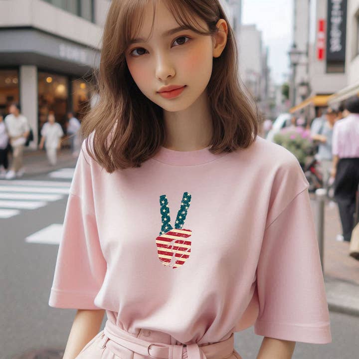 T-shirt Victory Hand V Sign con bandiera degli Stati Uniti per la vendita all'ingrosso da parte di Achitopia