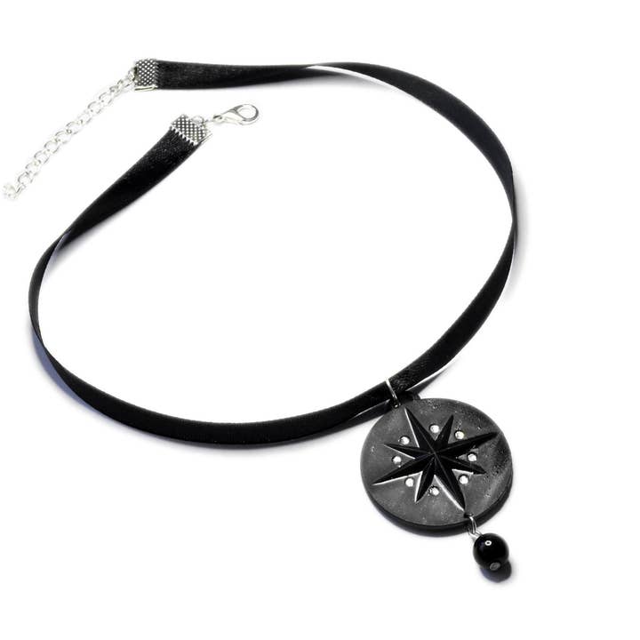 Yumiland – Großhandel Kette mit Anhänger/Charm – Yennefer Halskette mit Strasssteinen (Öko-Harz)4