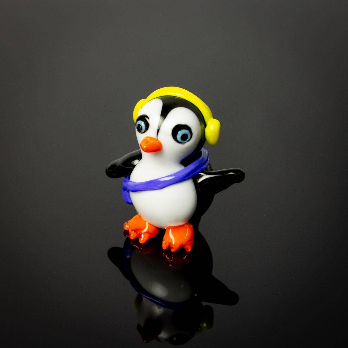 Nauticalia – wholesale Ornament – Miniature Glass Penguin with Yellow Ear Muffs, 4cm1