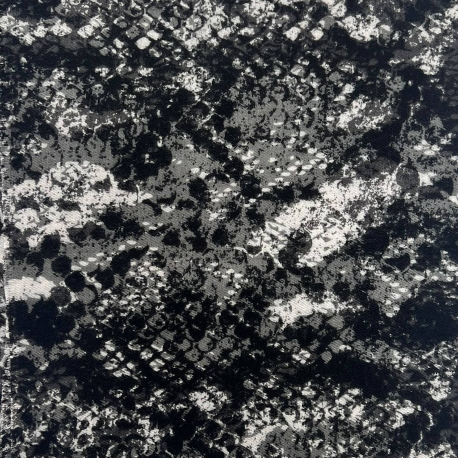 London Scarves – Großhandel Schal – Damen – Abstrakter Schlangenmuster-Schal Mittel Leichtgewicht4