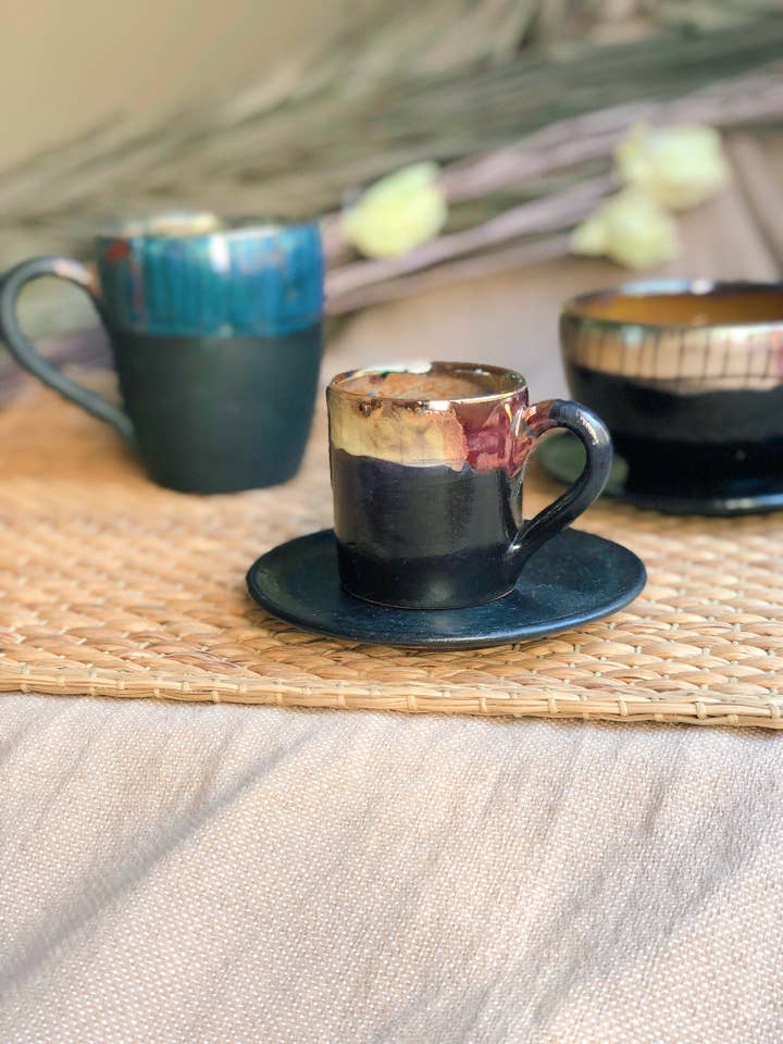 Sort og flerfarvet kaffekop og underkop sæt til espresso for engroshandel hos Los Artisans