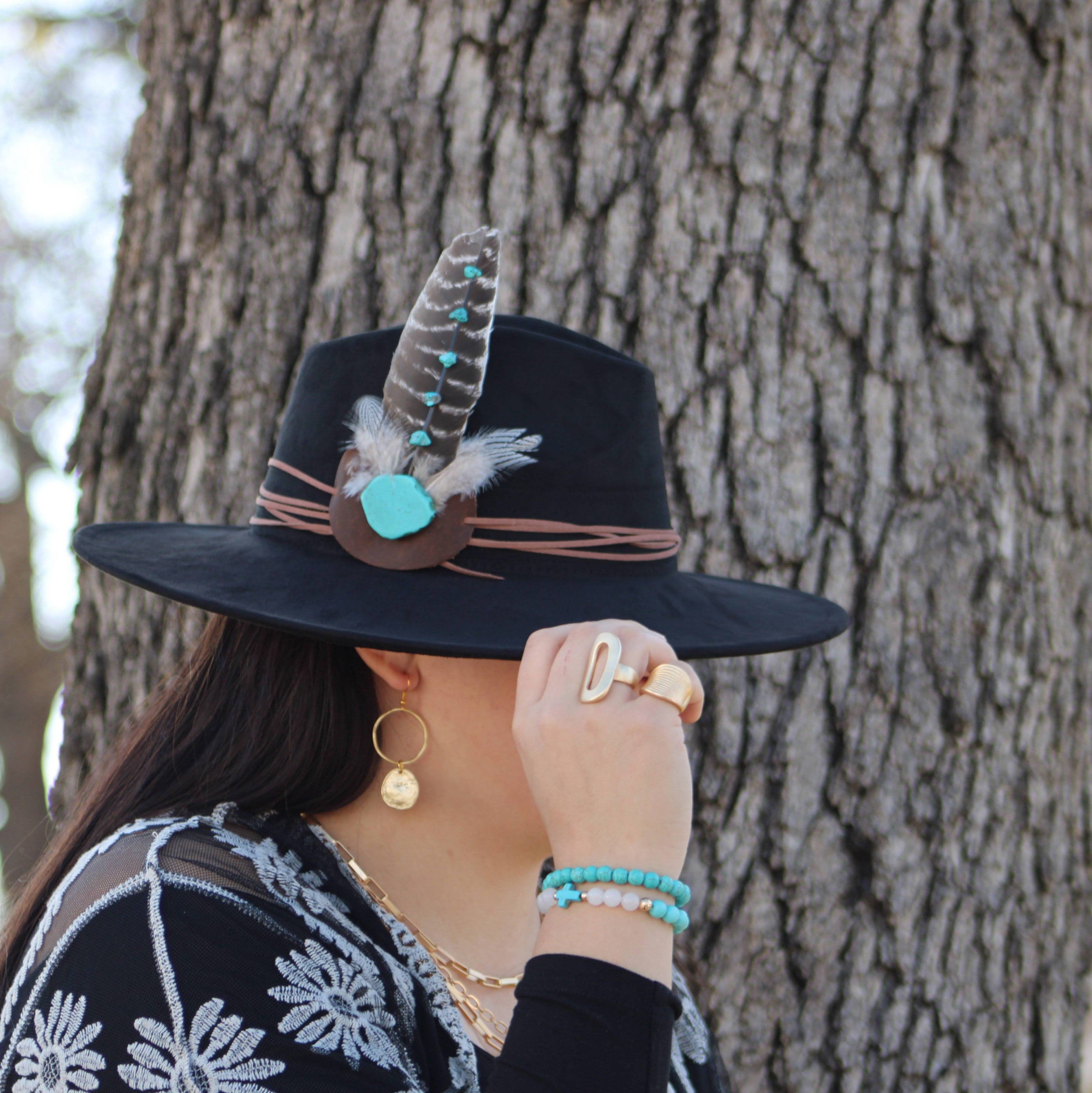 The Jewelry Junkie - Vendita all'ingrosso Orecchini pendenti - Orecchini a cerchio in oro opaco con pendente a moneta 203v4