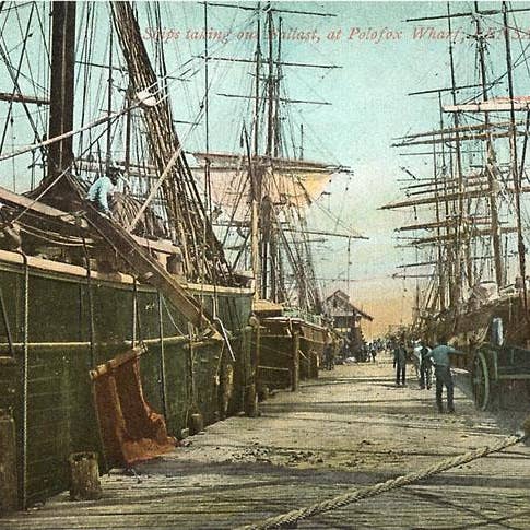 Kunsttryk FL-927 Høje skibe, Kaj, Pensacola, Florida for engroshandel hos Found Image Press