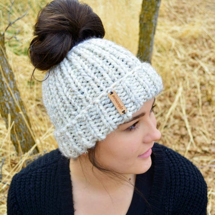 Chunky Messy Bun-mössa, rörig bullehatt, hästsvanshatt, handgjord virkad hästsvanshatt, visas här i vete | Välj din färg för wholesale av Cozy Woolen Co