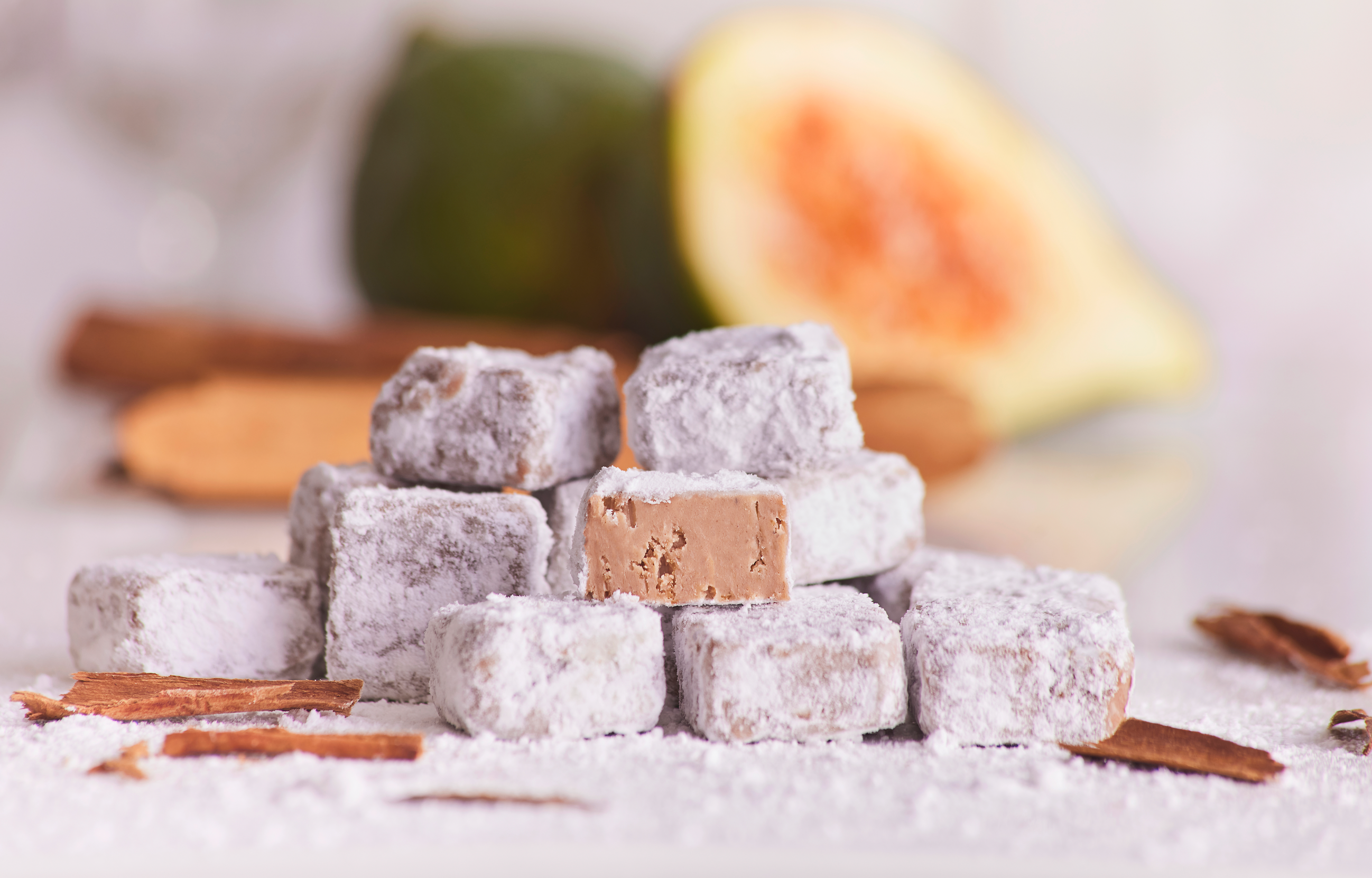 Cioccolato Lavoratti 1938 - Wholesale Chocolate Covered Sweets - Truffles sprinkled with icing sugar, figs and cinnamon 200g1