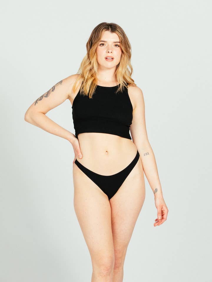 Tanque canelado preto por atacado de Discreture