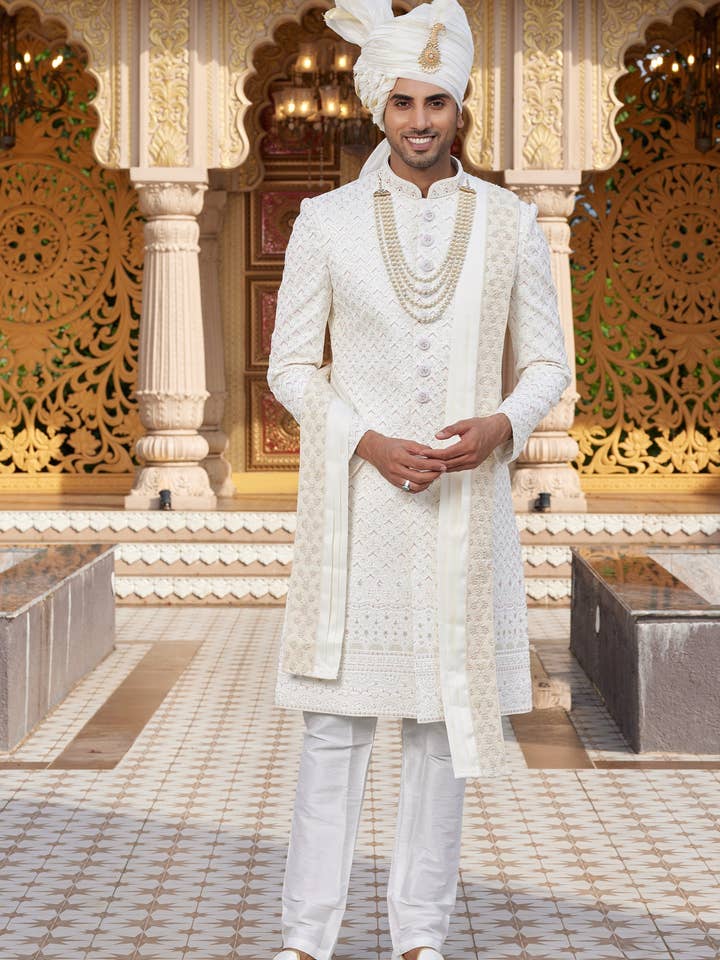 Vit konstsilke traditionell indo-västerländsk sherwani lång kurta med byxor och dupatta för män för bröllop - broderiarbete för wholesale av HATKE BRIDE