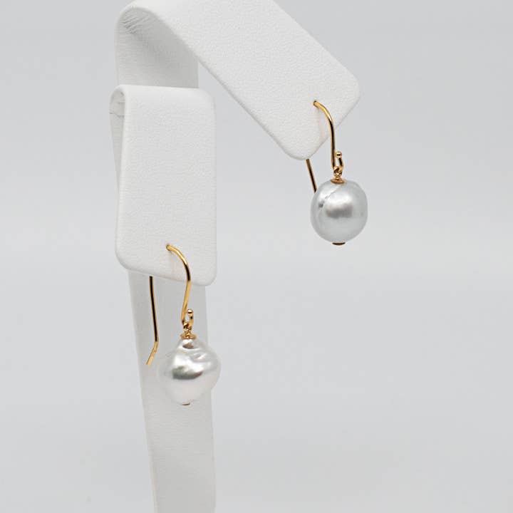 Silver Breeze - Söderhavet barock pärlörhängen K18YG för wholesale på Faire3