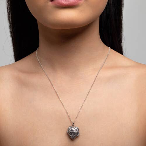 Medaglione a forma di cuore intagliato per la vendita all'ingrosso da parte di Mimi + Marge