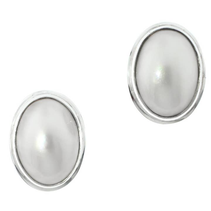 Pendientes de botón de plata de ley 925 con perla mabe cultivada blanca ovalada de océano, 5/8". para venta al por mayor de FifiRose
