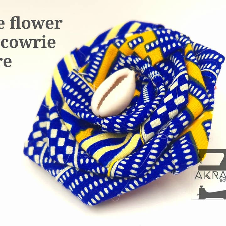 Blau-gelbe Kente-Rosenblüte mit Vintage-Knopfmitte für den Großhandel von Akrasiboutique