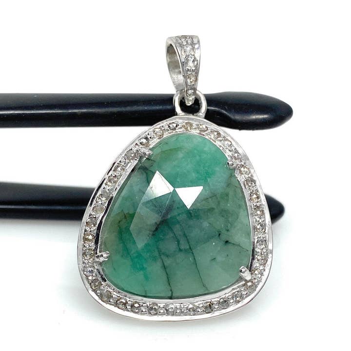 Colgante de diamante esmeralda, esmeralda natural de plata de ley, colgante de piedra de nacimiento de mayo, colgante de diamante pavimentado, 1,35 «x 0,85» para venta al por mayor de Akstar Gems