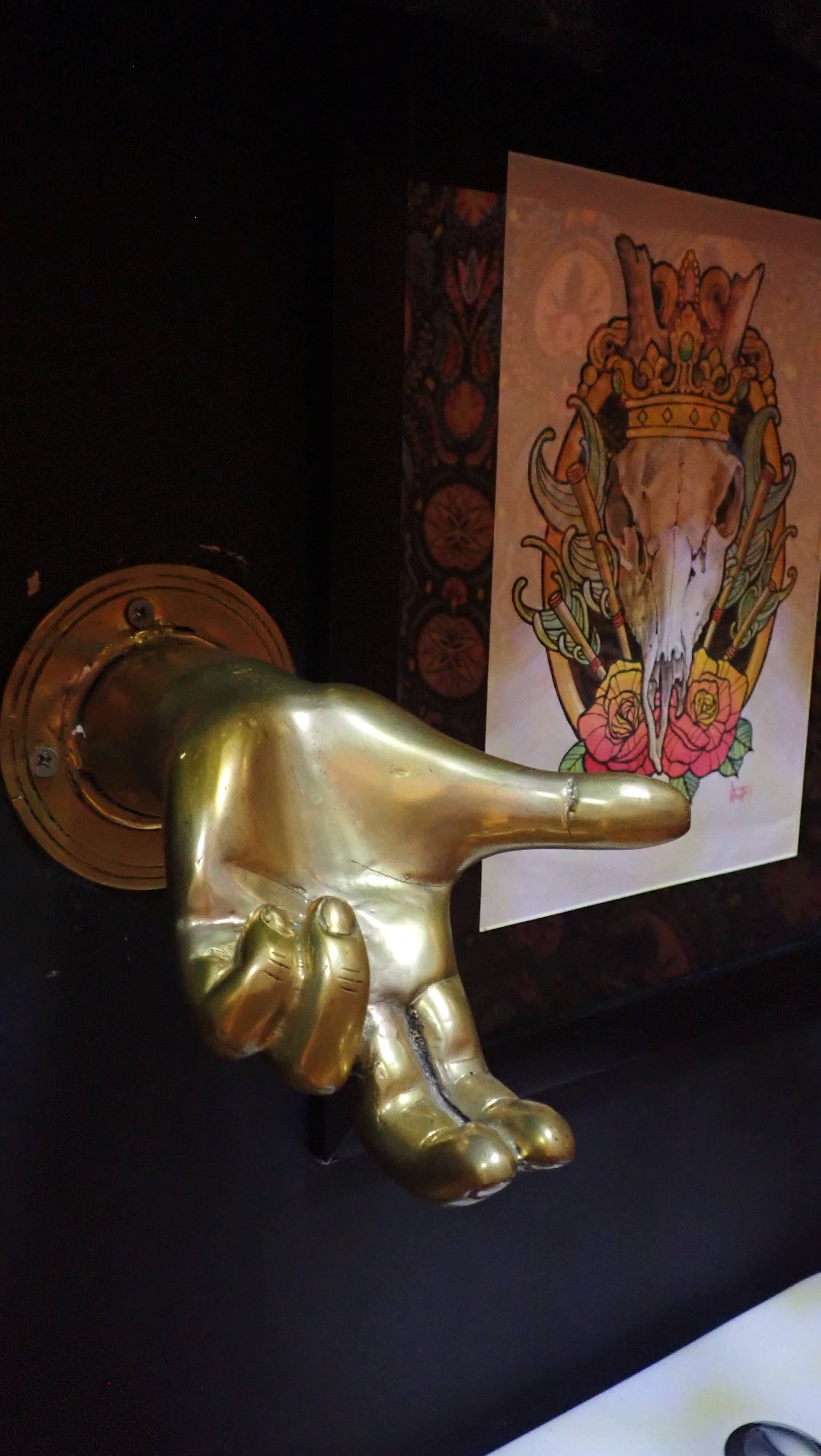 Ubud Glass – wholesale Skulptur – Stor massiv mässingshand med fingergest väggkrok - Tuff heminredning7