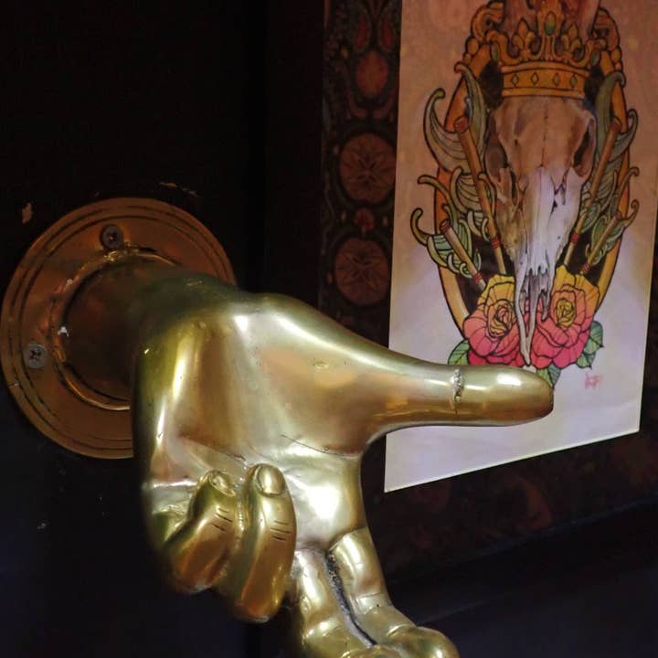 Ubud Glass - Vente Sculpture - Grand crochet mural en laiton massif doré en forme de geste de la main - Décoration intérieure audacieuse7