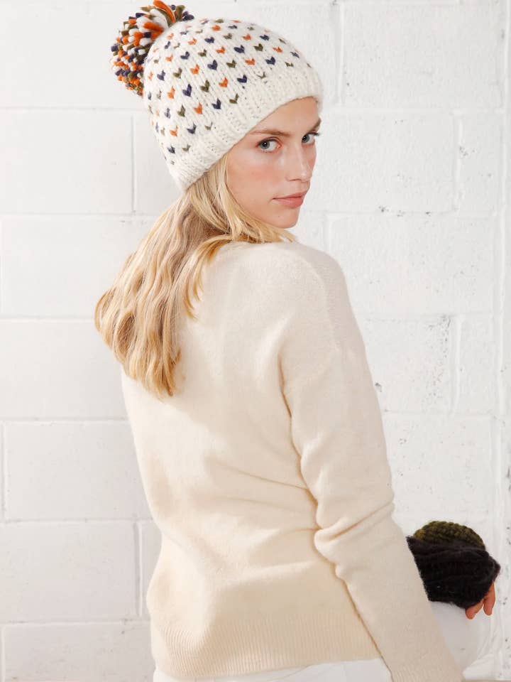 Bonnet en tricot festif intemporel avec joli pompon pour la vente par Always Swanky