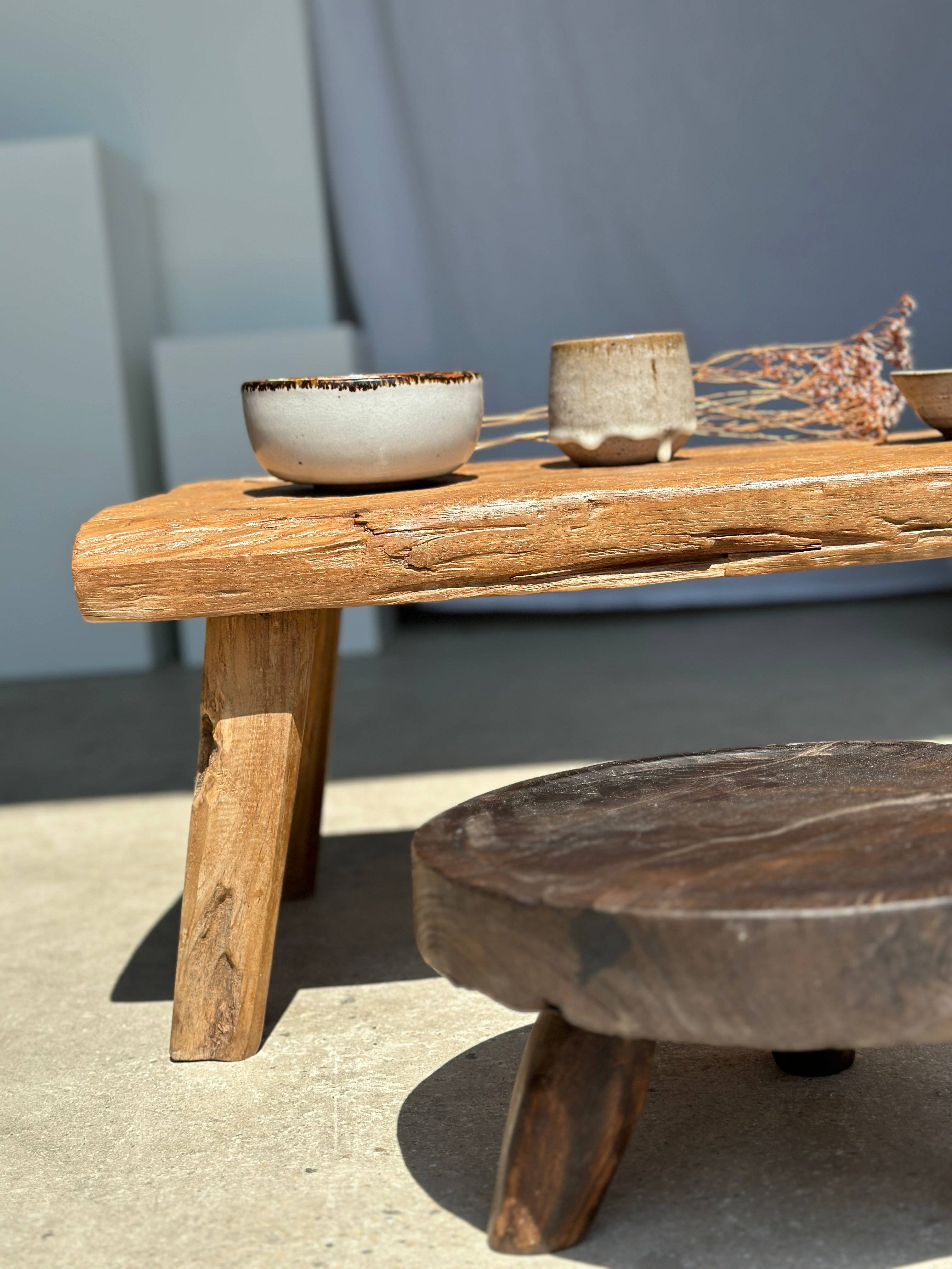 Office Objets – Großhandel Beistelltisch – Kleiner leichter Couchtisch aus hellem Teakholz mit vier Beinen H: 30 L: 63,5 B: 40 cm80