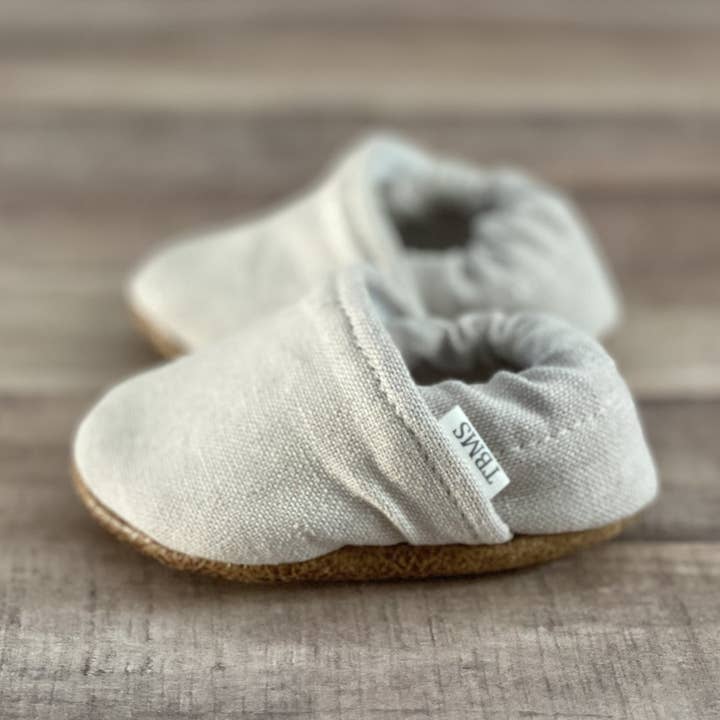 Mocassins texturés gris clair pour la vente par Trendy Baby Mocc Shop