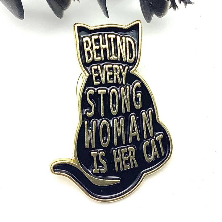 Broche esmaltado Behind Every Strong Woman is her Cat para venta al por mayor de All Little Cute Things
