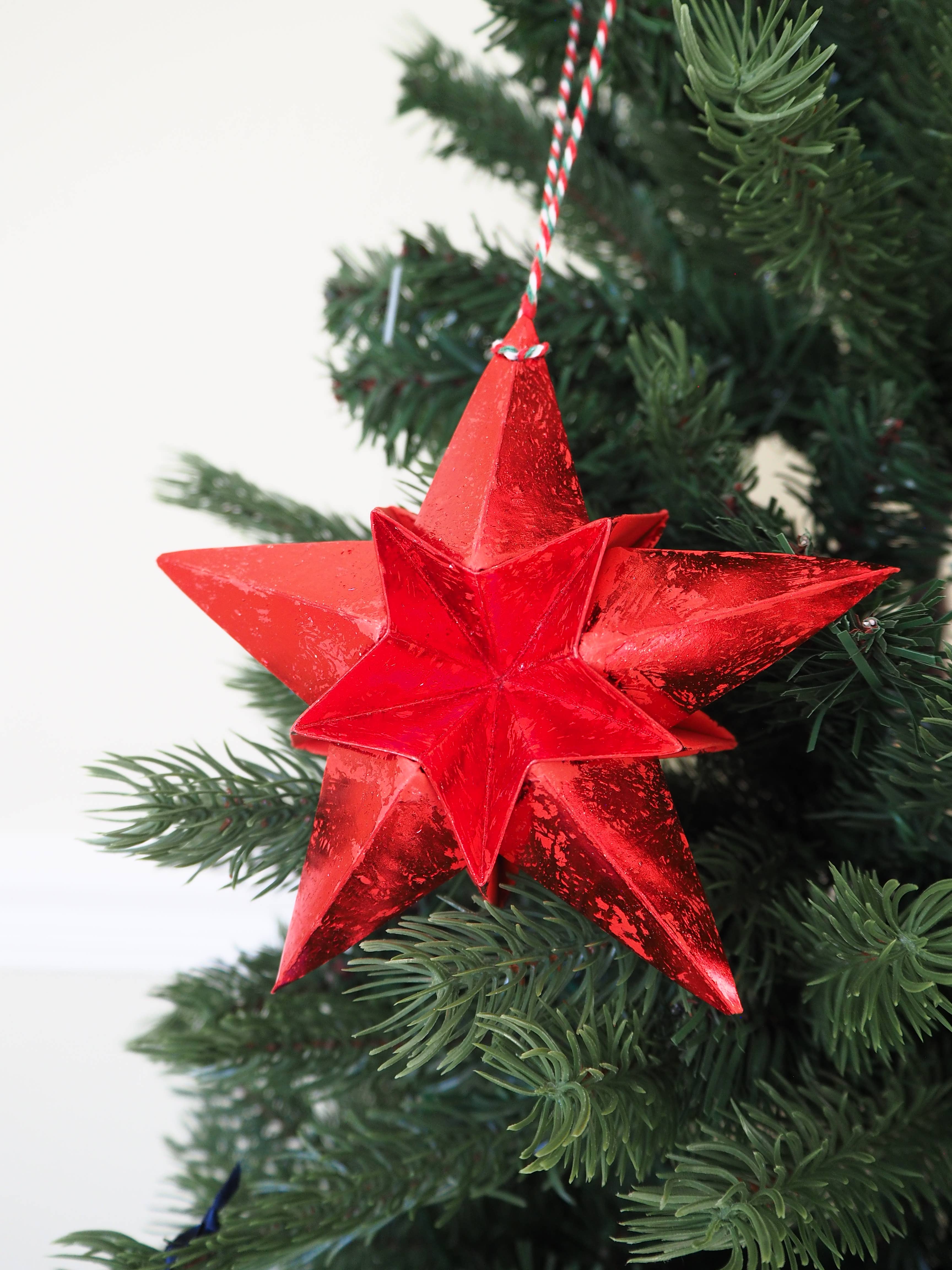 Joyful Array – Großhandel Weihnachtsschmuck – Weihnachtssterndekoration aus metallischem rotem Papier3