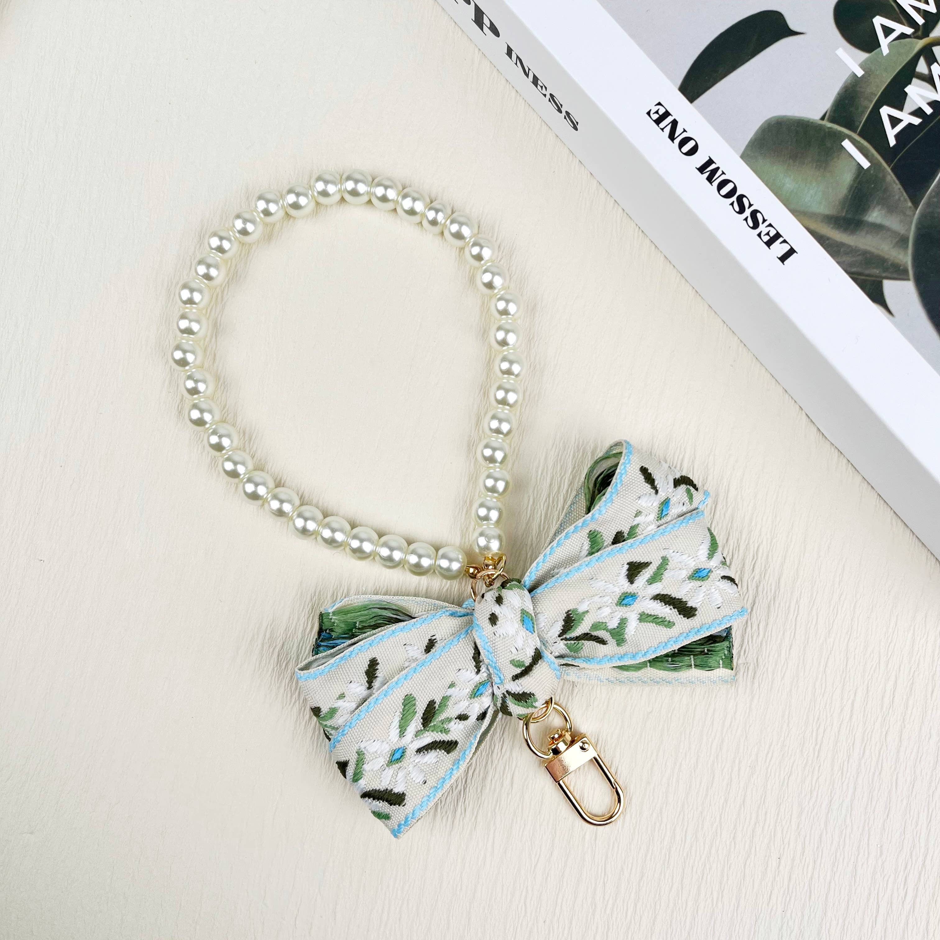 SoapElenGlen - Vente Porte-clés – femme - Porte-clés feuilles et ruban perlé7