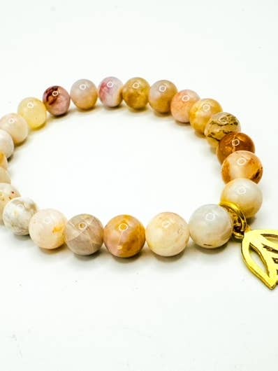 Agate en fleur de cerisier (Sakura) avec breloque en forme de lotus en vermeil pour la vente par B.Birdwatcher Spiritual Stones