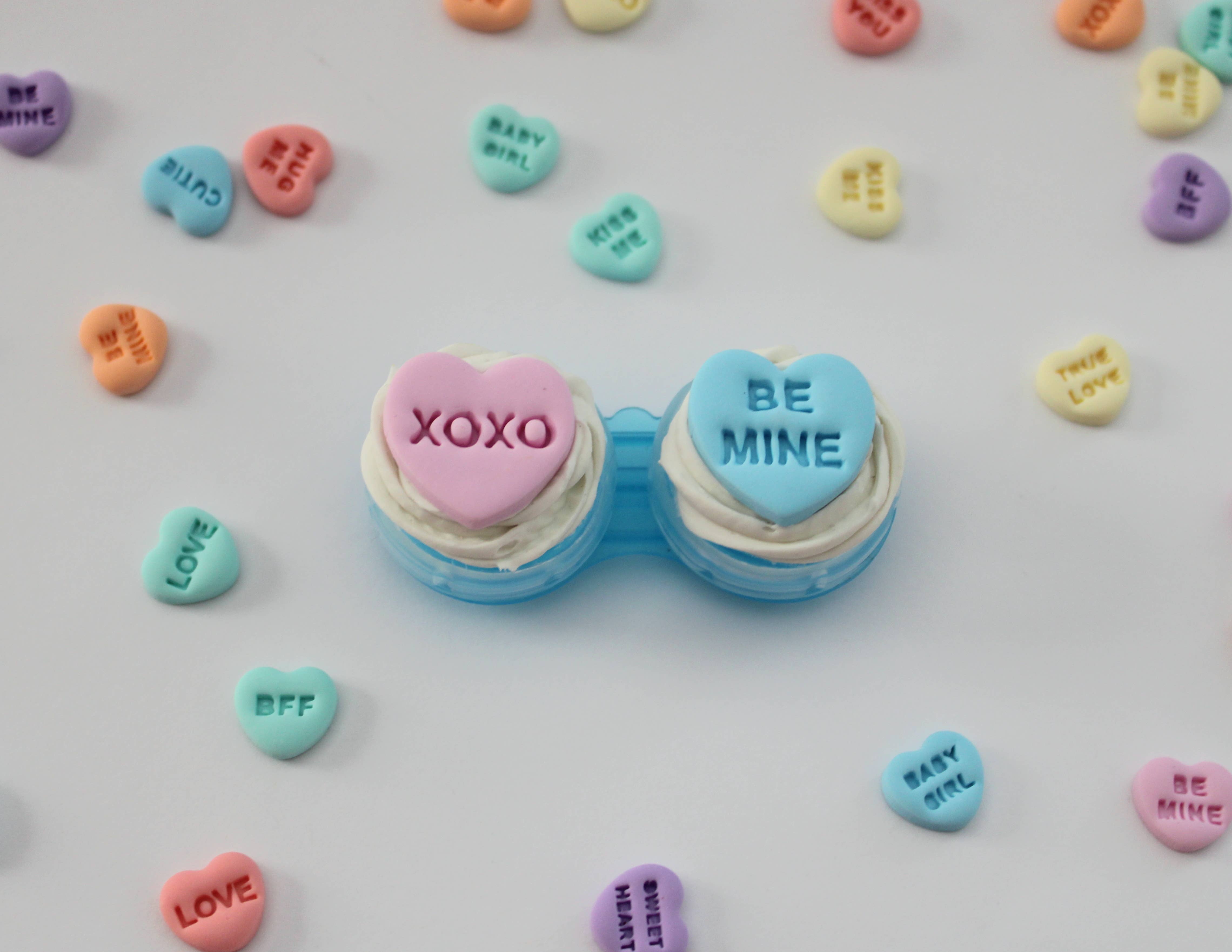 Sweets & Pearls – Großhandel Brillenetuis & -halter – Damen – Decoden Kontaktlinsenbehälter mit Polymer Clay Herzen3