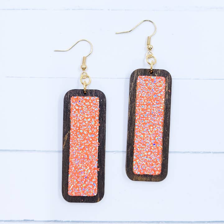 Barra de madeira - brincos de couro pêssego Halo Sparkle por atacado de The Purple Chickadee