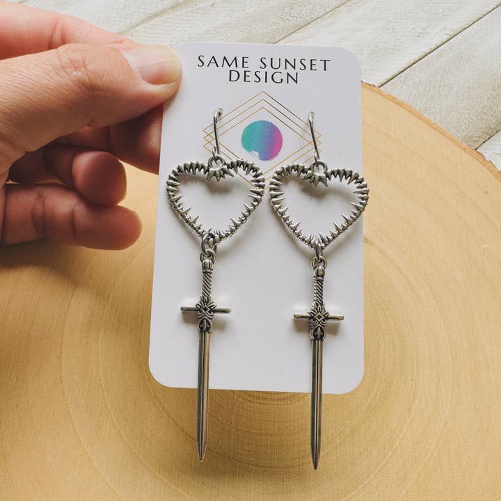 Orecchini d'Argento Emo Goth Strega Cuore di Spada & Regalo Punk per la vendita all'ingrosso da parte di Same Sunset Design