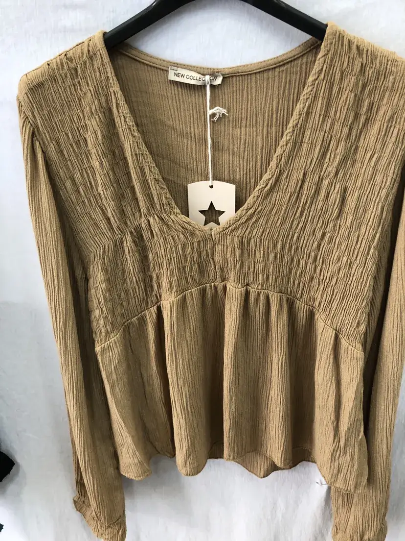 Mimi & Gogo - Wholesale Blouse - Women's - V-neck blouse with small smocking @23625_BlouseV4