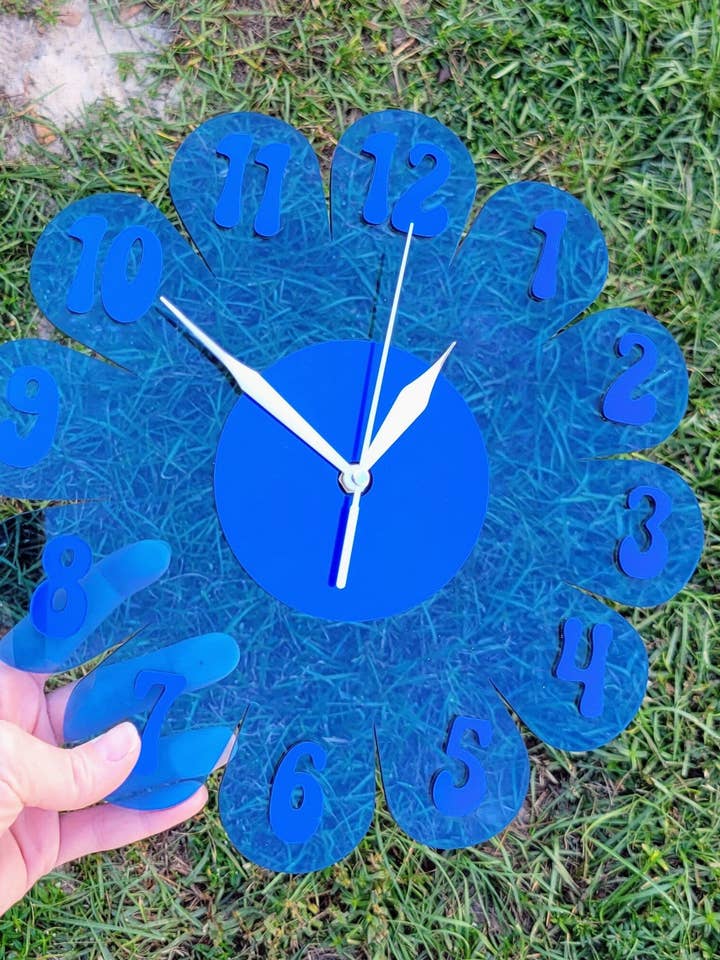 Orologio da parete trasparente Blue Daisy per la vendita all'ingrosso da parte di Shelfish Modern