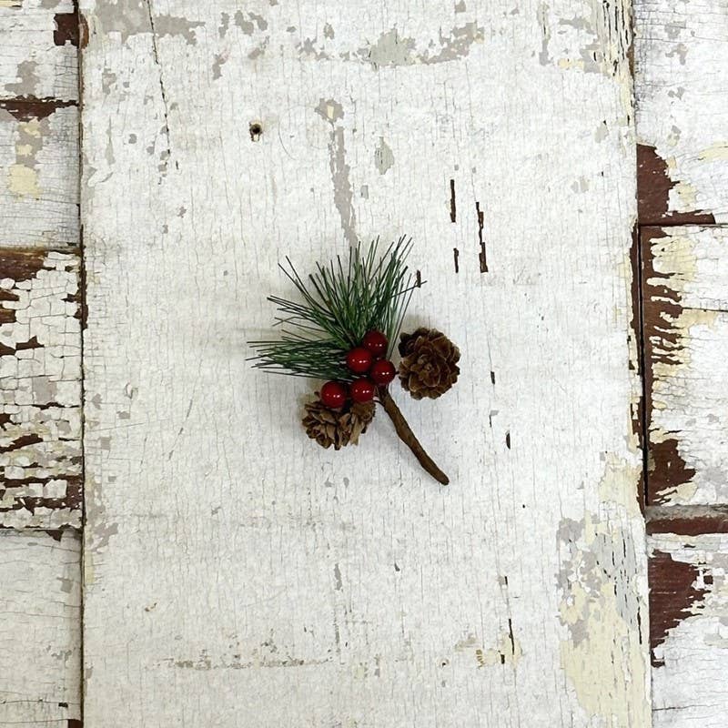 KMI International Corp. - Wholesale Kerstdecoratie - PLUK VAN DENNENAPPEL EN RODE BESSEN, 10 CM2