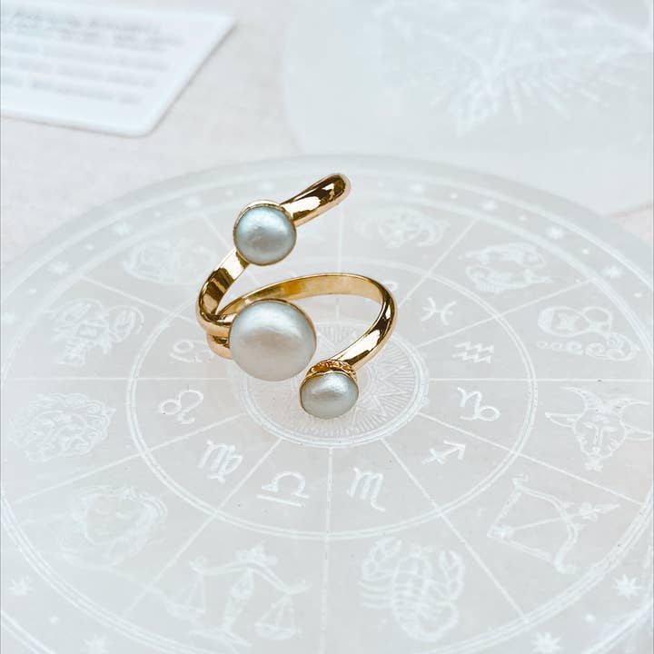 Triple Pearl Ring - Justerbar - Guld for engroshandel hos Omen Bazaar LLC