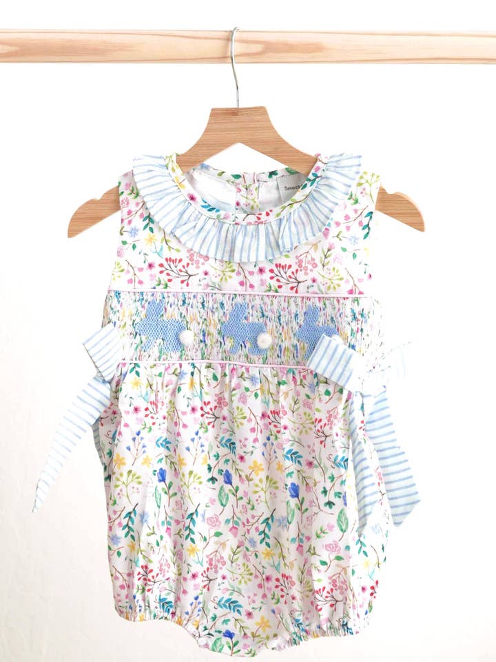 Bulle de fille brodée à la main avec lapin de Pâques floral pour la vente par Aspen Rain Boutique