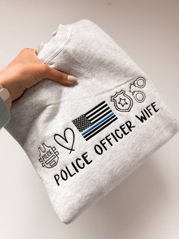 Crewneck Femme de Policier Brodé pour la vente par Johnson Livings LLC
